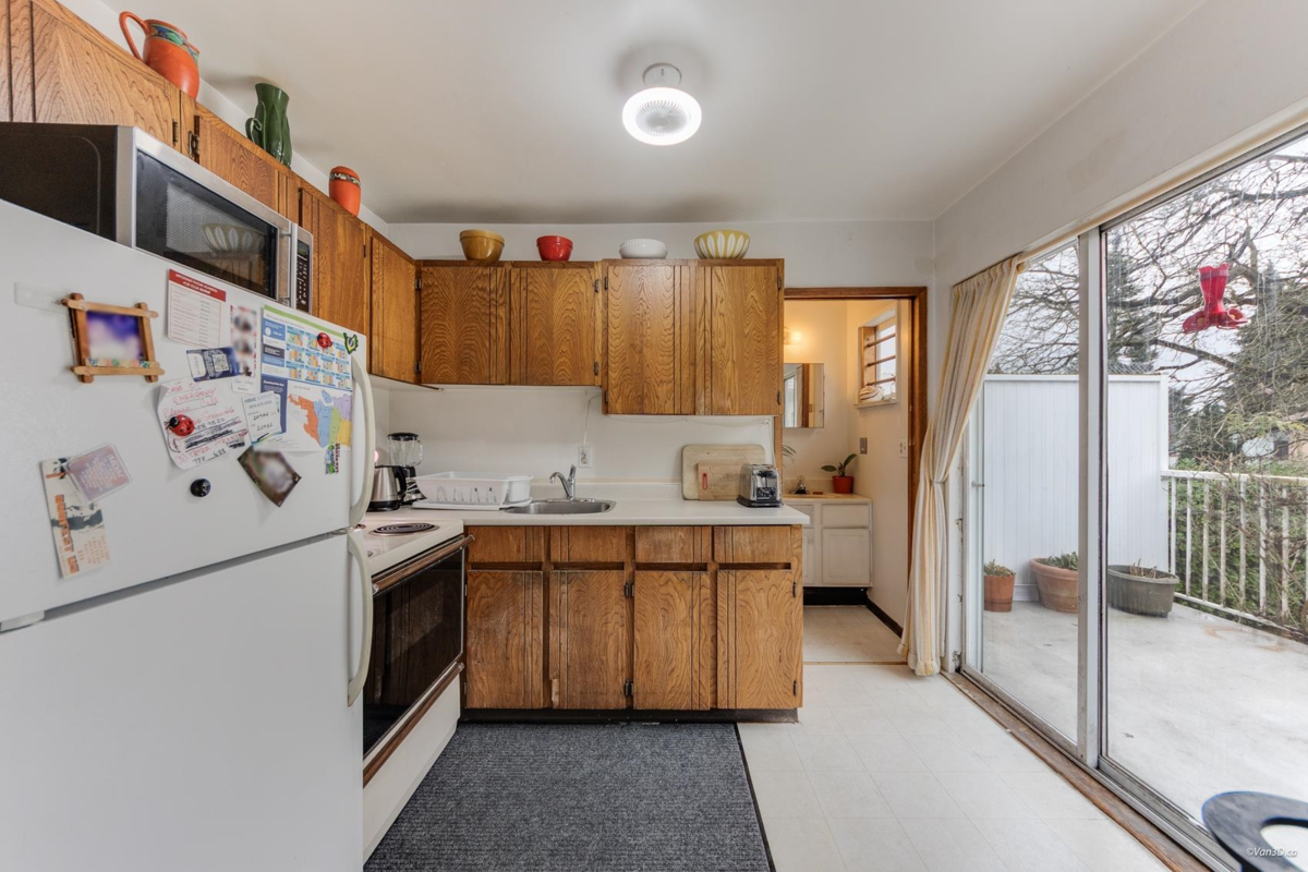 Kitchen Island Photo of 308 E King Edward Avenue, Vancouver, BC