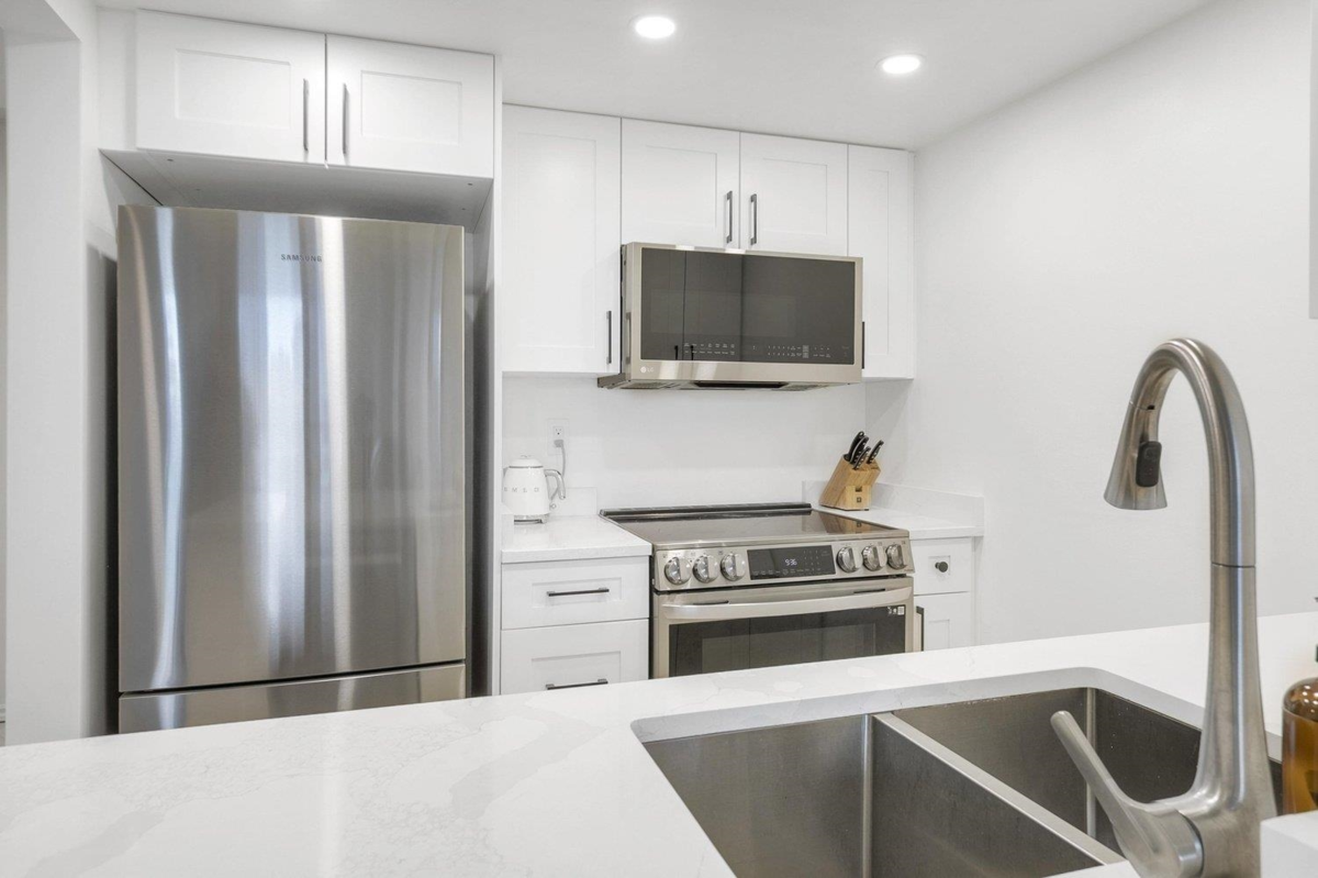 Dining Area Photo of 1003 838 Agnes Street, New Westminster, BC