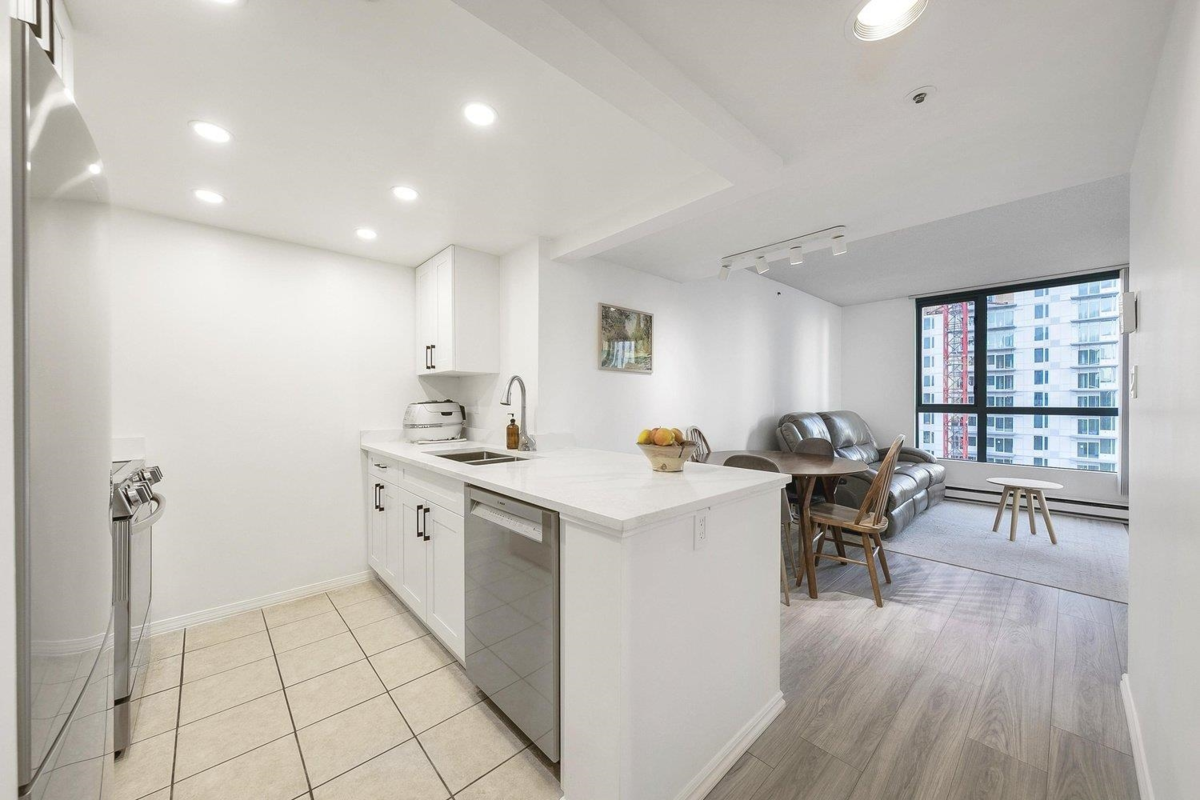 Family Room Photo of 1003 838 Agnes Street, New Westminster, BC