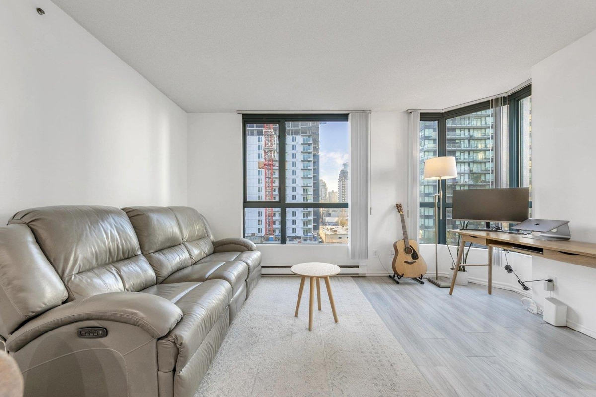 Kitchen Island Photo of 1003 838 Agnes Street, New Westminster, BC