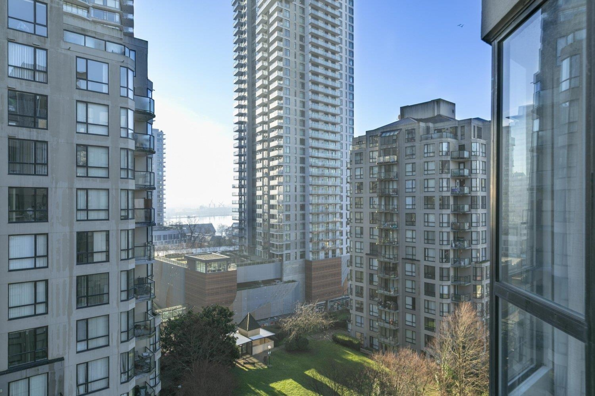 Powder Room Photo of 1003 838 Agnes Street, New Westminster, BC