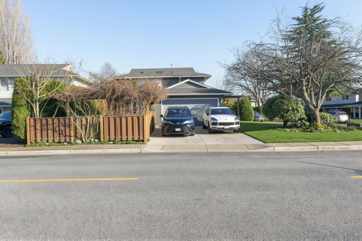 Swimming Pool Photo of 11771 Trumpeter Drive, Richmond, BC