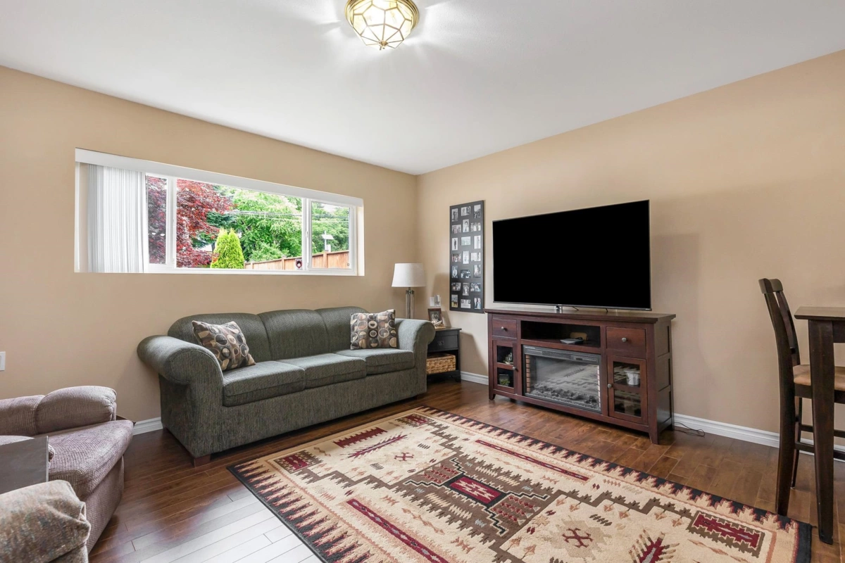 Entry Foyer Photo of 32456 14th Avenue, Mission, BC