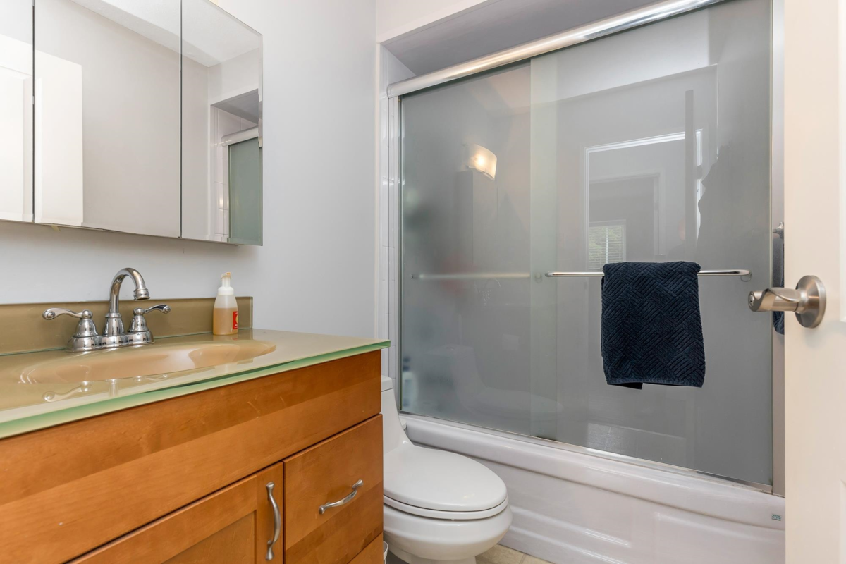 Guest Bathroom Photo of 32456 14th Avenue, Mission, BC