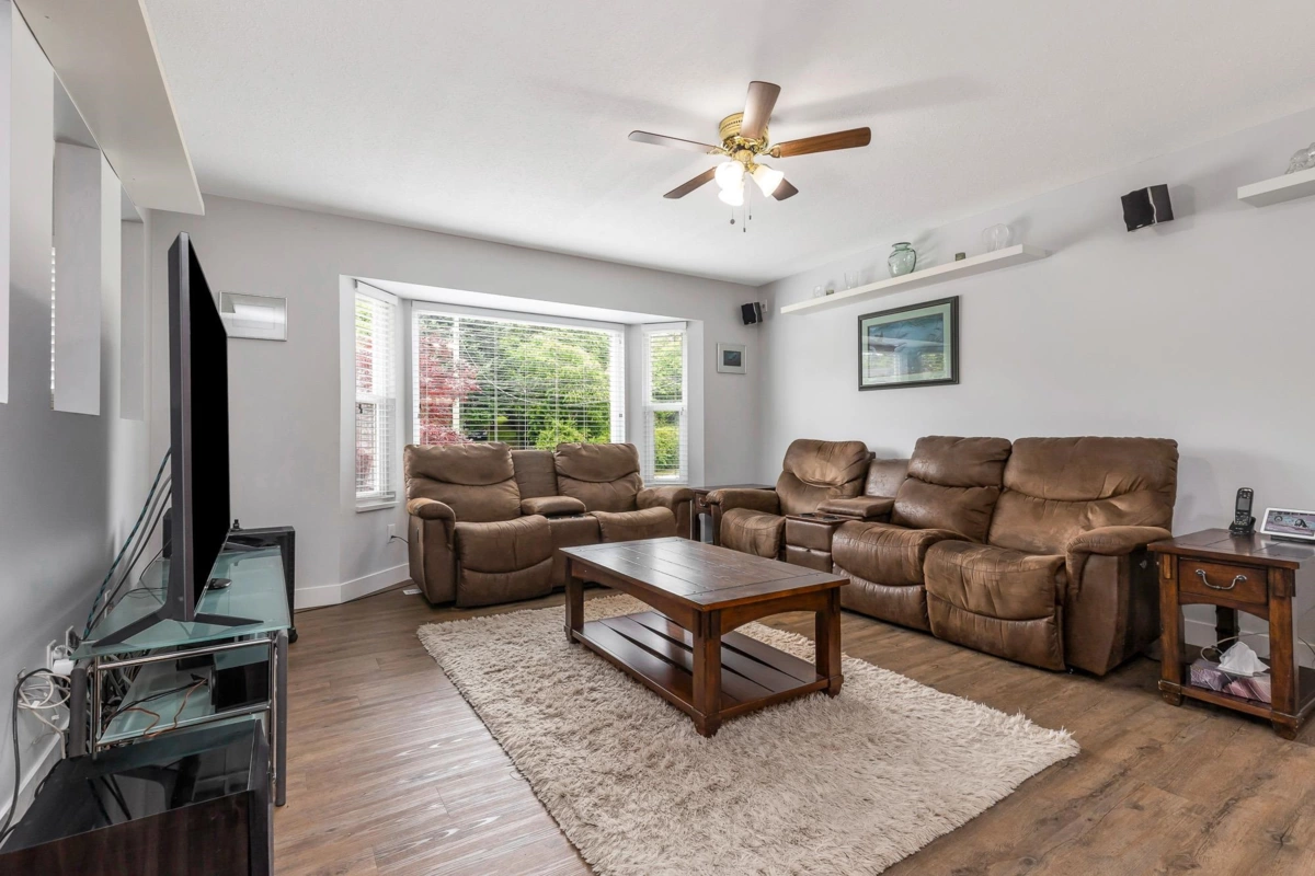 Living Room Photo of 32456 14th Avenue, Mission, BC