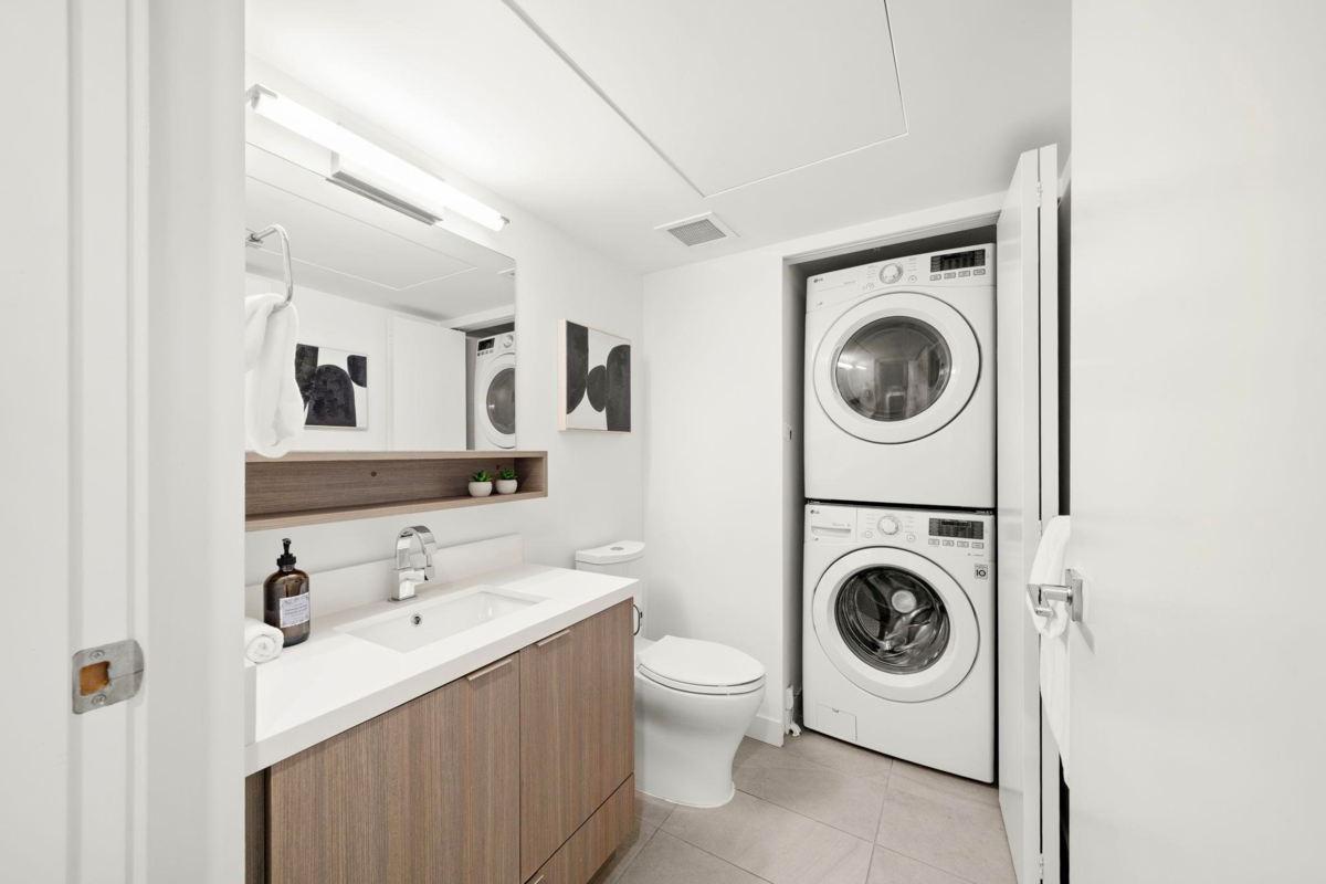 Kitchen Island Photo of 3 365 E 16th Avenue, Vancouver, BC