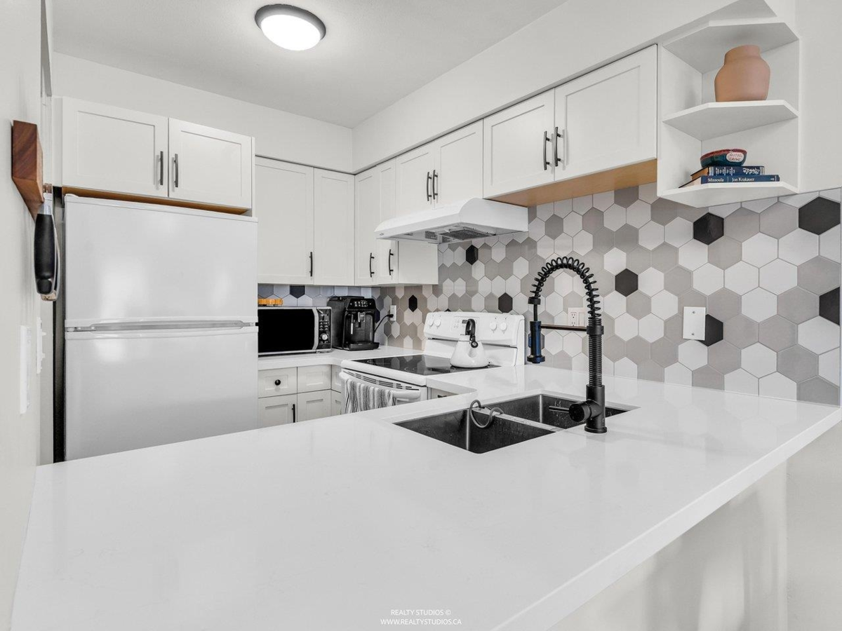 Dining Area Photo of 202 507 E 6th Avenue, Vancouver, BC