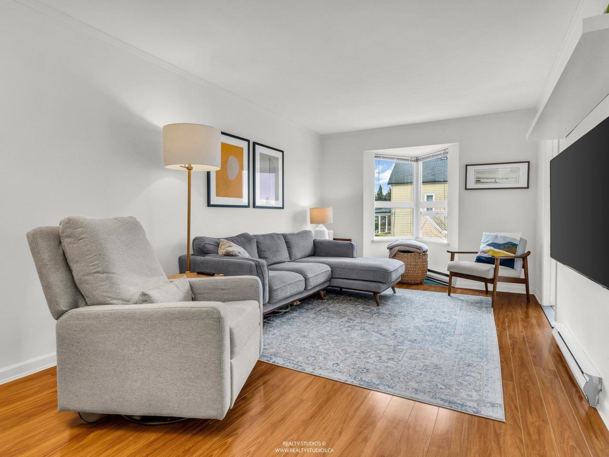 Kitchen Island Photo of 202 507 E 6th Avenue, Vancouver, BC