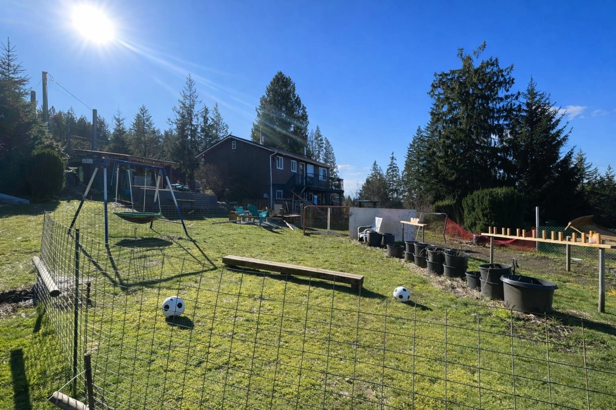 Laundry Room Photo of 31081 Silverhill Avenue, Mission, BC