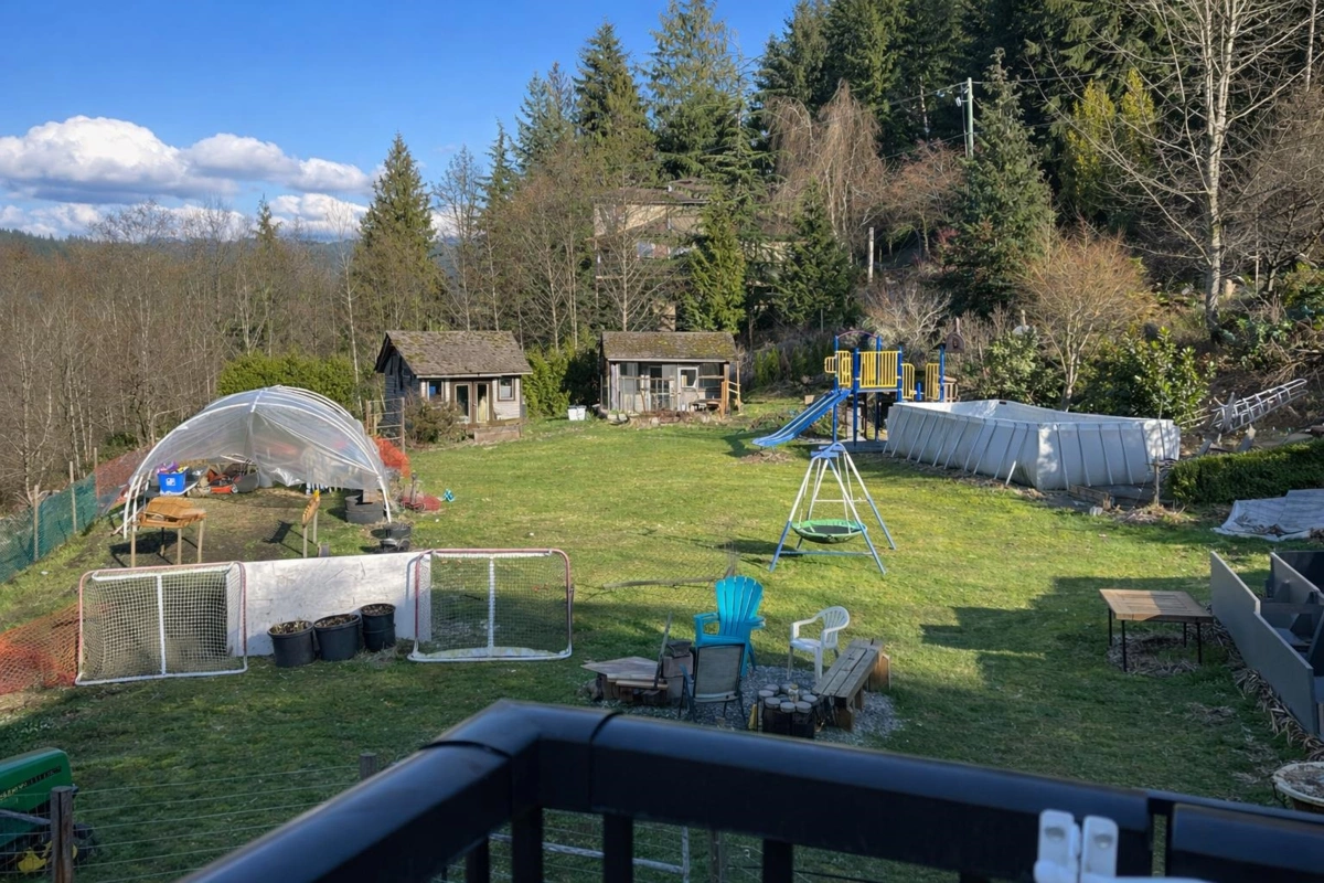 Mudroom Photo of 31081 Silverhill Avenue, Mission, BC