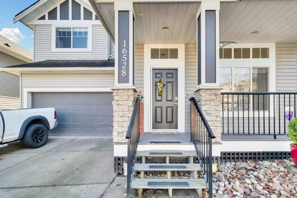Living Room Photo of 16528 59a Avenue, Surrey, BC