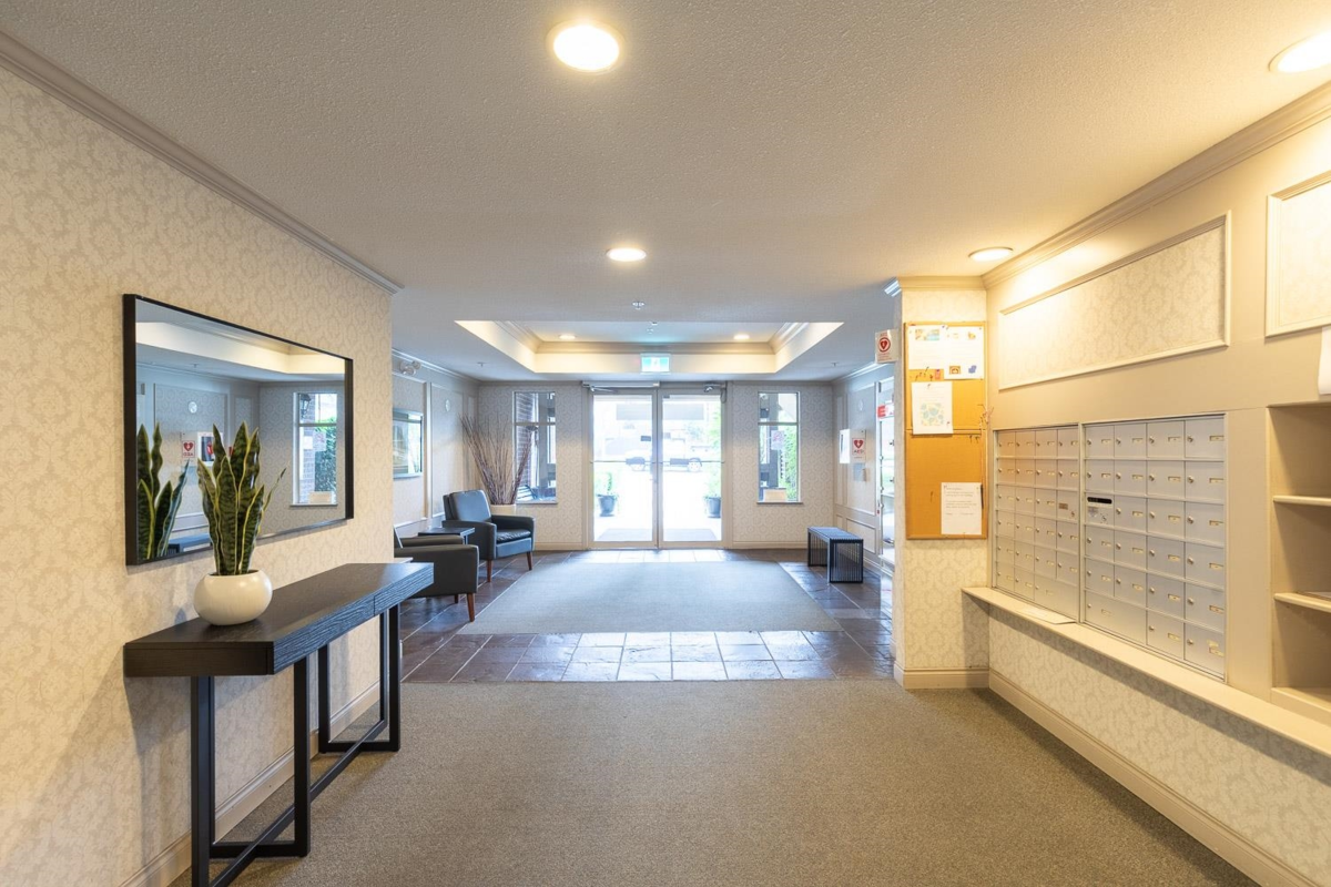 Backyard Photo of 504 2059 Chesterfield Avenue, North Vancouver, BC