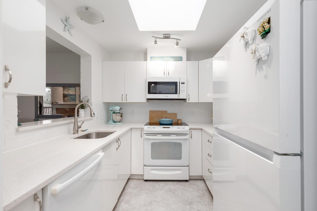 Breakfast Nook Photo of 504 2059 Chesterfield Avenue, North Vancouver, BC