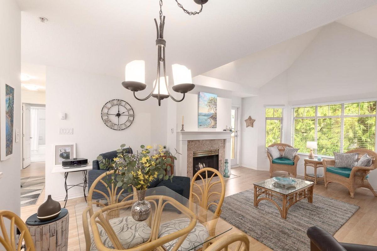 Dining Area Photo of 504 2059 Chesterfield Avenue, North Vancouver, BC