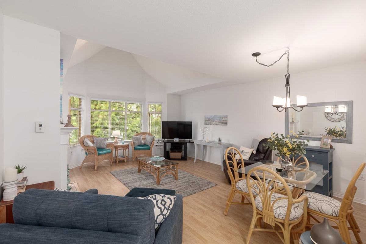 Family Room Photo of 504 2059 Chesterfield Avenue, North Vancouver, BC