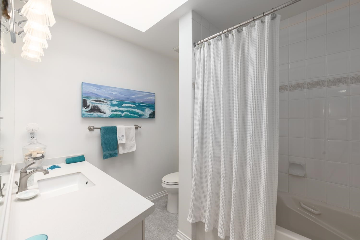 Guest Bathroom Photo of 504 2059 Chesterfield Avenue, North Vancouver, BC