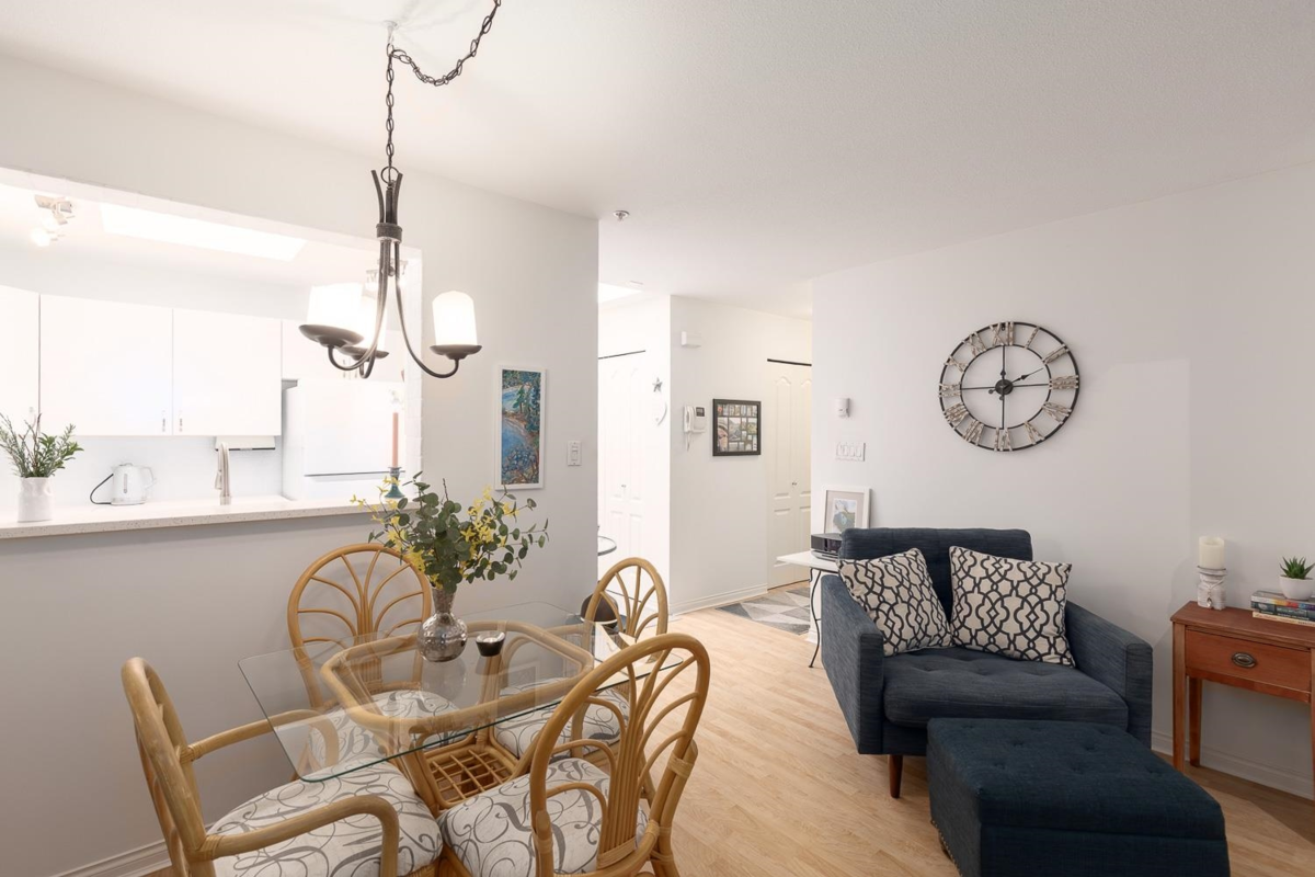Kitchen Island Photo of 504 2059 Chesterfield Avenue, North Vancouver, BC