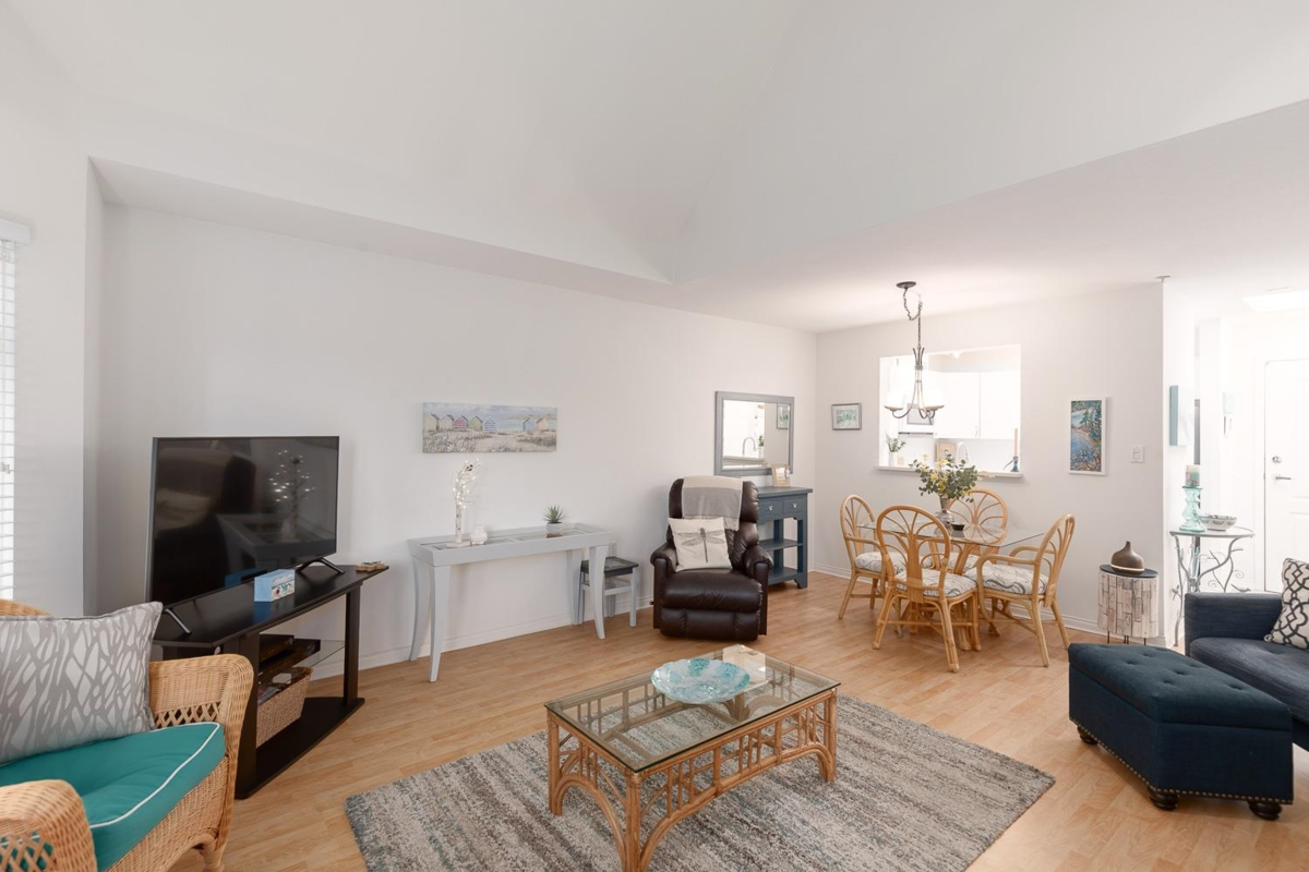 Kitchen Photo of 504 2059 Chesterfield Avenue, North Vancouver, BC