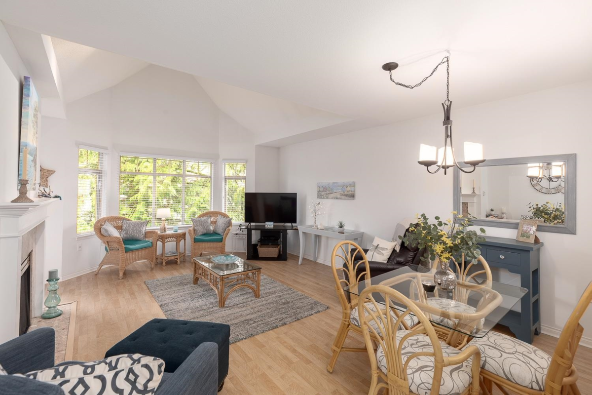 Living Room Photo of 504 2059 Chesterfield Avenue, North Vancouver, BC
