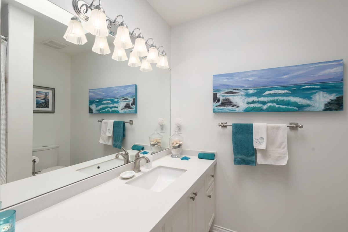 Powder Room Photo of 504 2059 Chesterfield Avenue, North Vancouver, BC