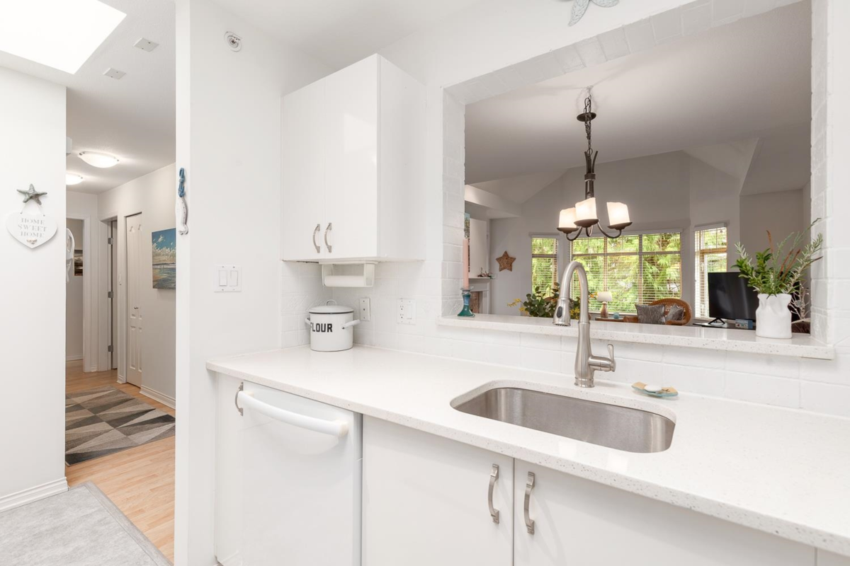 Primary Bedroom Photo of 504 2059 Chesterfield Avenue, North Vancouver, BC