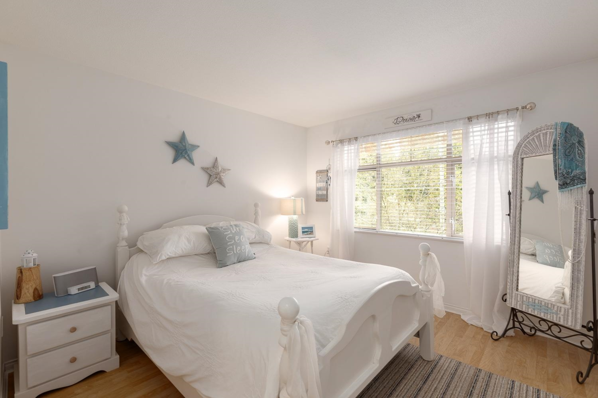 Walk-In Closet Photo of 504 2059 Chesterfield Avenue, North Vancouver, BC