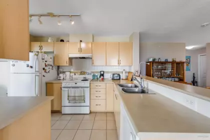 Kitchen Island Photo of 1501 6659 Southoaks Crescent, Burnaby, BC