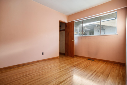 Laundry Room Photo of 925 Nanaimo Street, Vancouver, BC