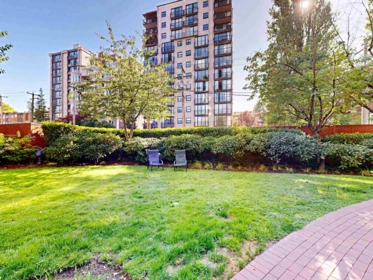 Hot Tub / Spa Photo of 301 1888 Alberni Street, Vancouver, BC