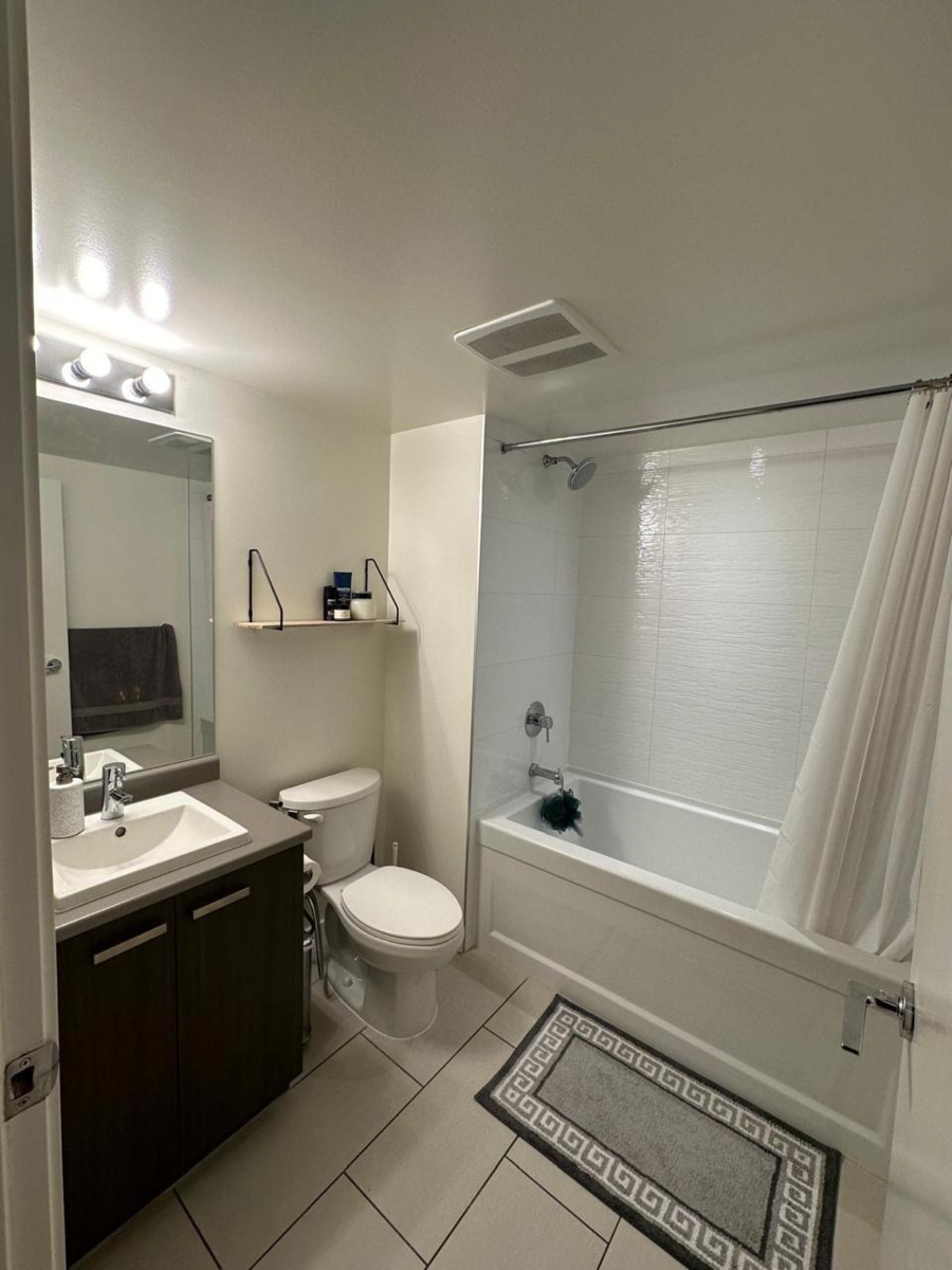 Family Room Photo of 3703 13325 102a Avenue, Surrey, BC