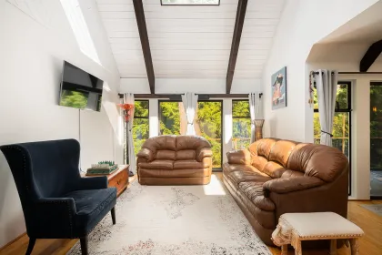 Primary Bedroom Photo of 1540 Tunstall Boulevard, Bowen Island, BC
