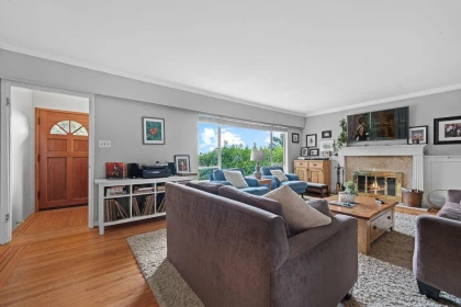 Kitchen Island Photo of 3955 Highland Boulevard, North Vancouver, BC