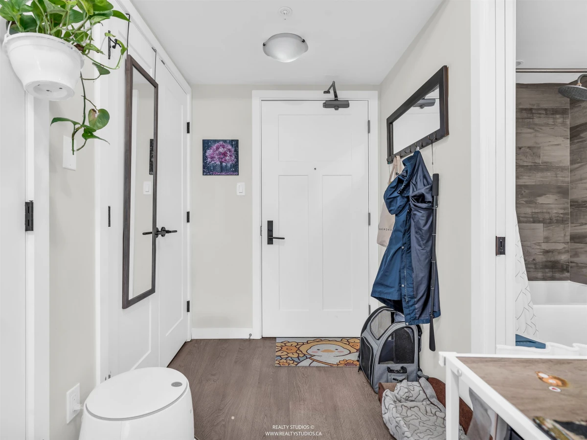 Living Room Photo of 509 311 E 6th Avenue, Vancouver, BC