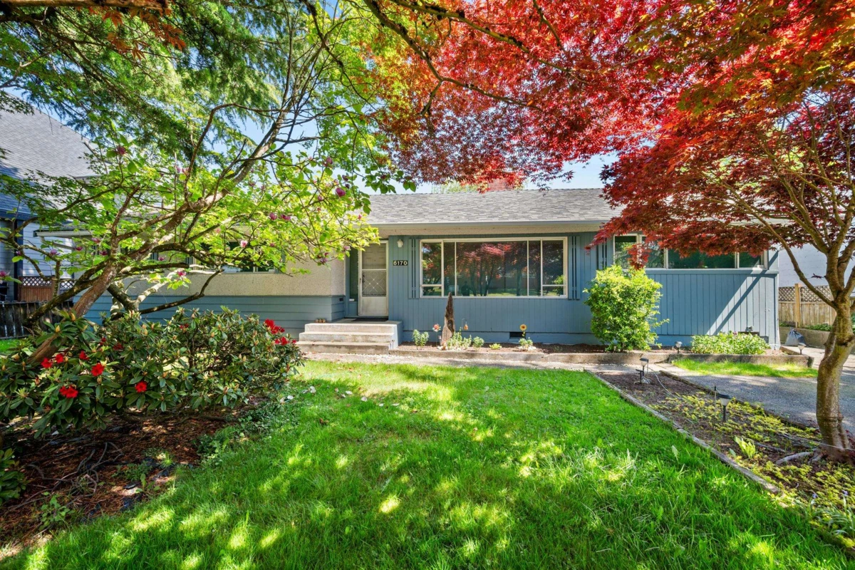 Living Room Photo of 6170 175a Street, Surrey, BC