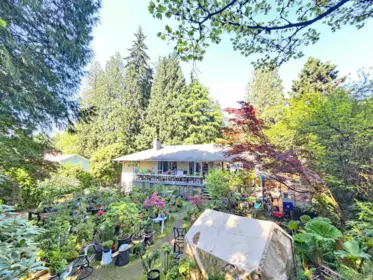 Entry Foyer Photo of 435 E Osborne Road, North Vancouver, BC