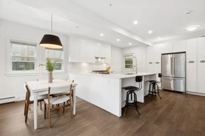 2 244 E 5th Street, North Vancouver, BC, North Vancouver — Apartment/Condo for sale