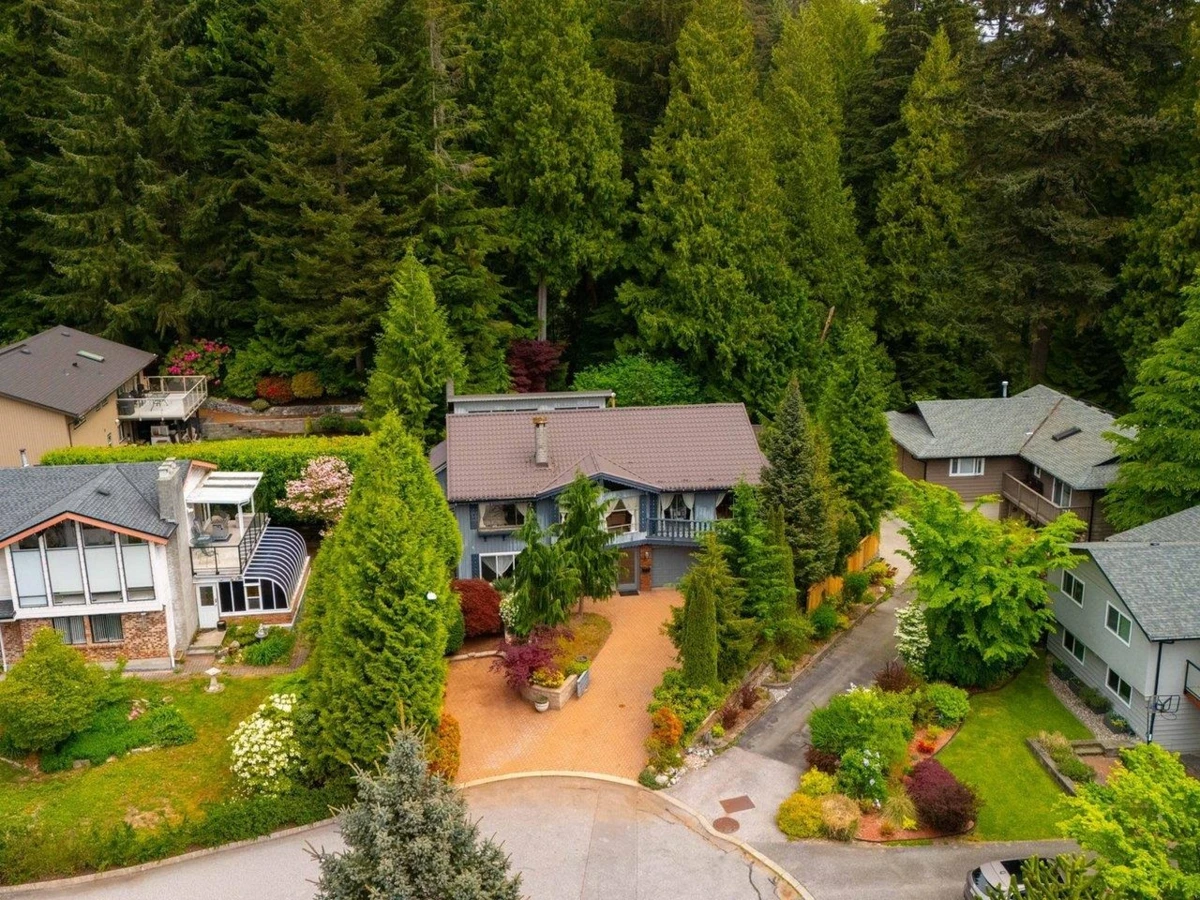 Family Room Photo of 4786 Armour Court, North Vancouver, BC