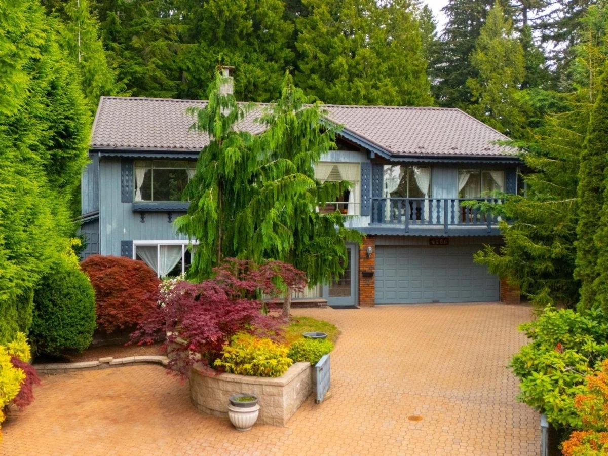 Living Room Photo of 4786 Armour Court, North Vancouver, BC