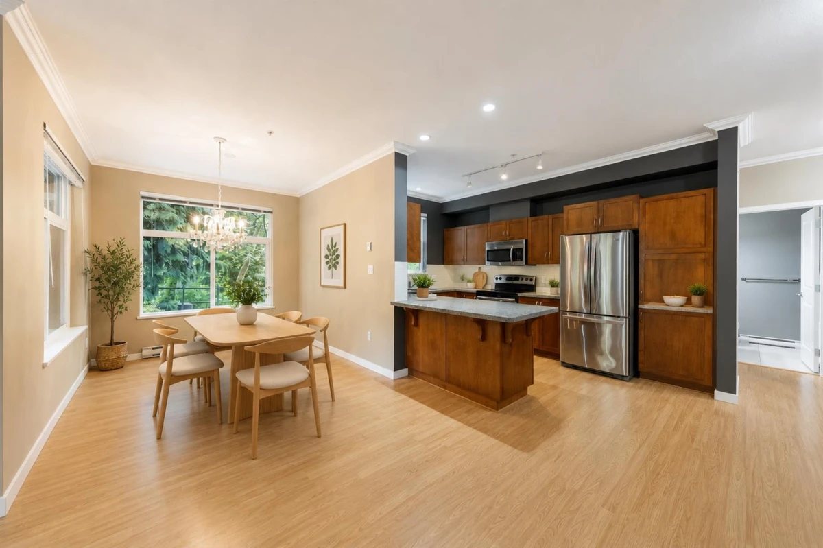 Dining Area Photo of 107 33338 E Bourquin Crescent, Abbotsford, BC
