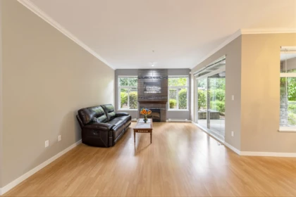 Kitchen Photo of 107 33338 E Bourquin Crescent, Abbotsford, BC