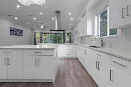 15890 Russell Avenue, White Rock, BC, White Rock — Single Family Residence for sale