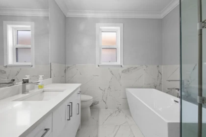 Guest Bathroom Photo of 15890 Russell Avenue, White Rock, BC