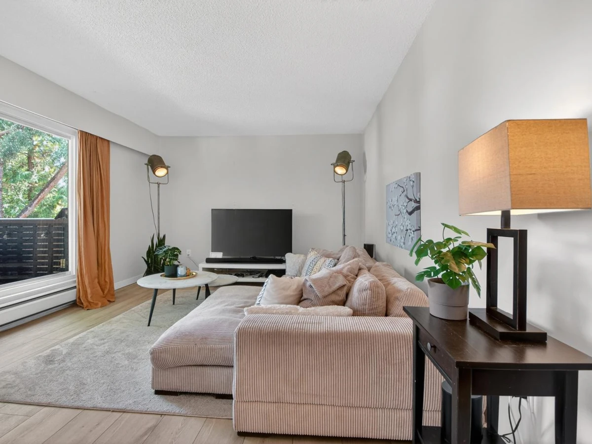 Living Room Photo of 304 391 E 7th Avenue, Vancouver, BC