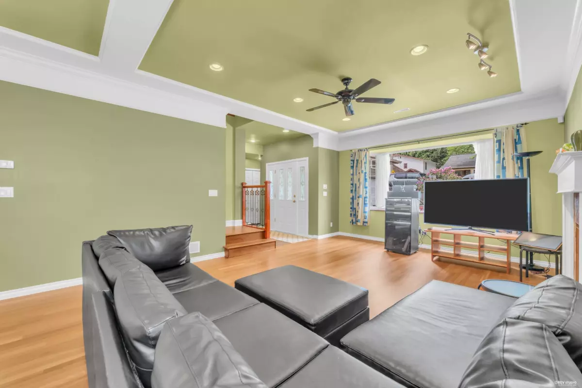 Living Room Photo of 4317 Cliffmont Road, North Vancouver, BC
