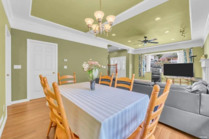 Kitchen Island Photo of 4317 Cliffmont Road, North Vancouver, BC