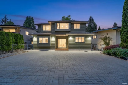 Swimming Pool Photo of 4317 Cliffmont Road, North Vancouver, BC