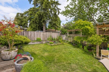 Front Yard Photo of 534 E 7th Street, North Vancouver, BC