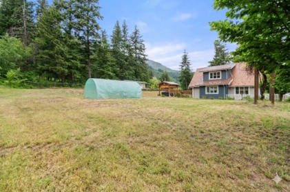 Hot Tub / Spa Photo of 64922 North Bend Post Office Road, Boston Bar, BC