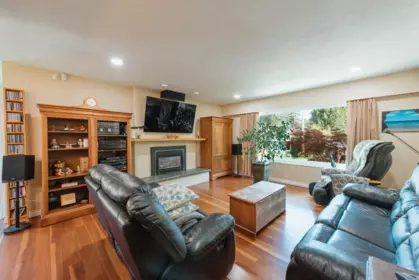Kitchen Island Photo of 934 Davis Road, Gibsons, BC