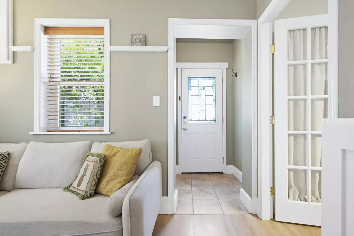 Family Room Photo of 32904 3 AVENUE, Mission BC V2V 1N3